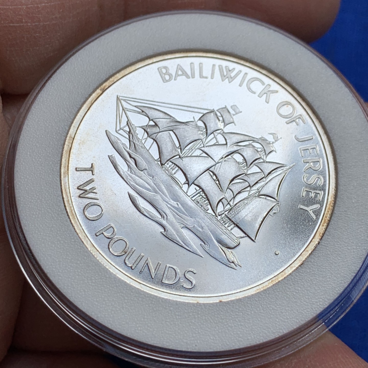 《竞宝斋》第128场-周日，周一 ，2场连拍（全场包邮） 泽西岛 1972  2磅  女王银婚  帆船银币 BU品