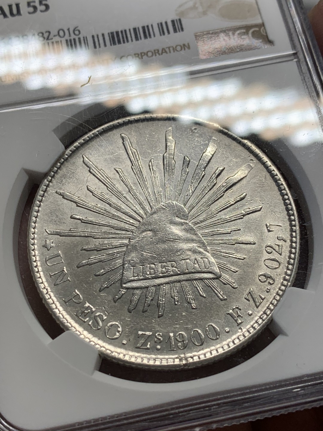 《竞宝斋》第128场-周日，周一 ，2场连拍（全场包邮） NGC AU55 墨西哥 1900年 直边1比索鹰洋 满银光 状态出色