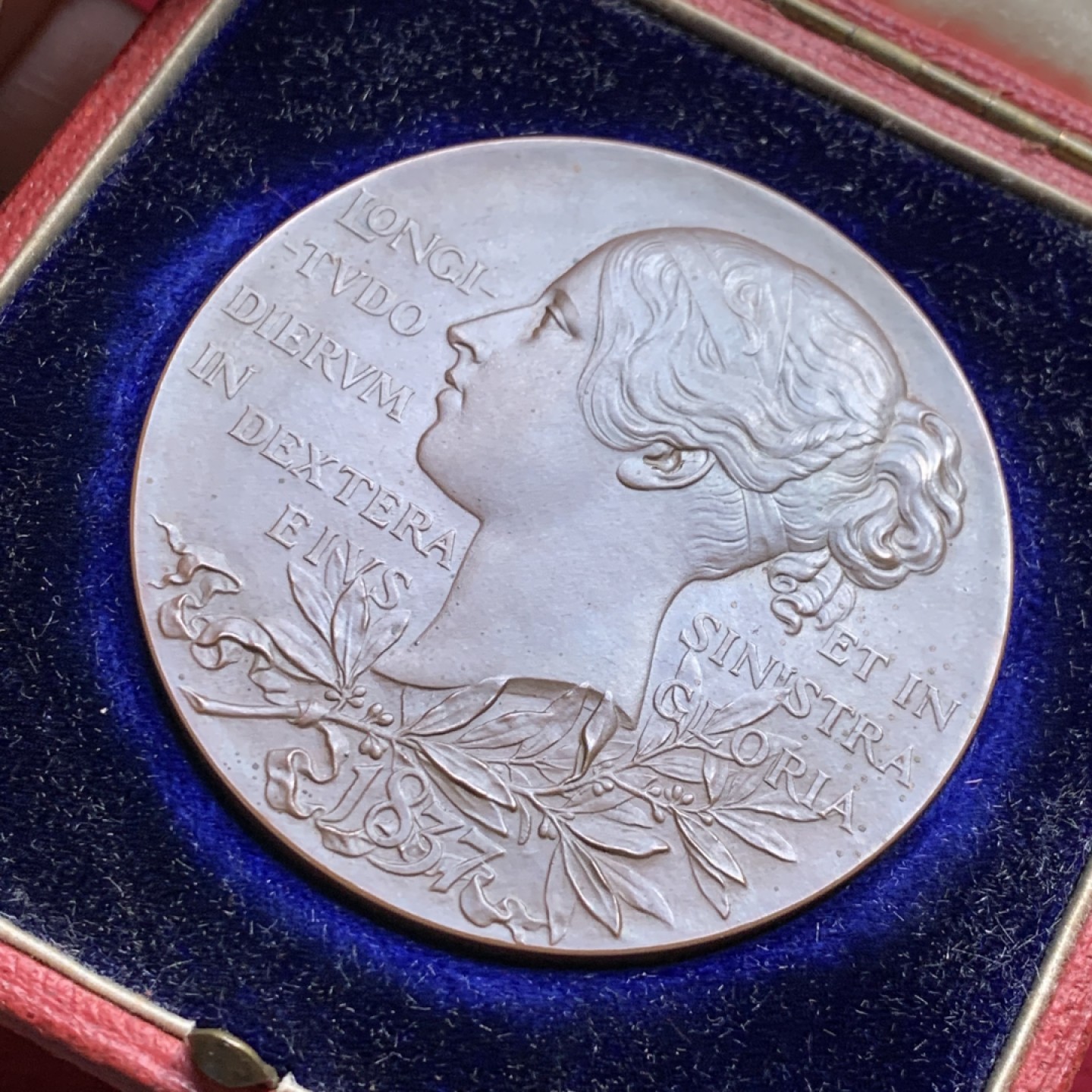 《竞宝斋》第128场-周日，周一 ，2场连拍（全场包邮） 1897年英国维多利亚 登基60周年纪年 钻石禧年大铜章，好品带原盒，热门品种55.7mm 71.8克 脸上的一抹腮红 更添韵味