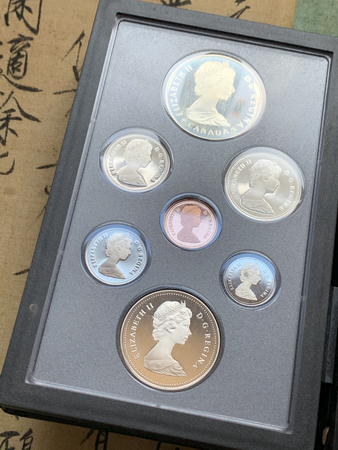 《竞宝斋》第128场-周日，周一 ，2场连拍（全场包邮） 加拿大1985年精制套币含一枚纪念银币