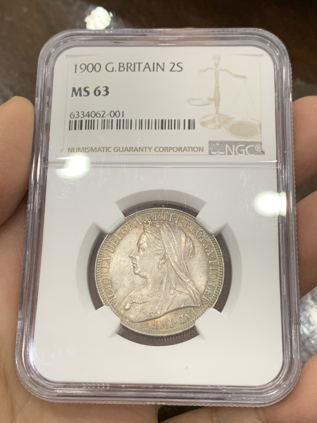 《竞宝斋》第128场-周日，周一 ，2场连拍（全场包邮） NGC-MS63英国1900年披纱佛洛林银币，两面包浆均匀，细节打制清晰，光下五彩，彩光细腻舒服让人百看不厌