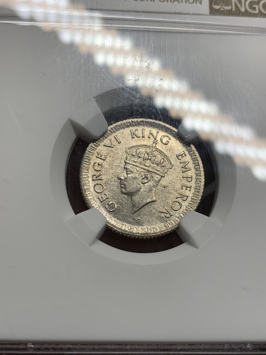 《竞宝斋》第128场-周日，周一 ，2场连拍（全场包邮） NGC-MS63 英属印度 1942 乔治六世1/4卢比银币，转光流畅，花枝细节精美。小卢比高分不多见 盒子背面顶部有自裂无缺失