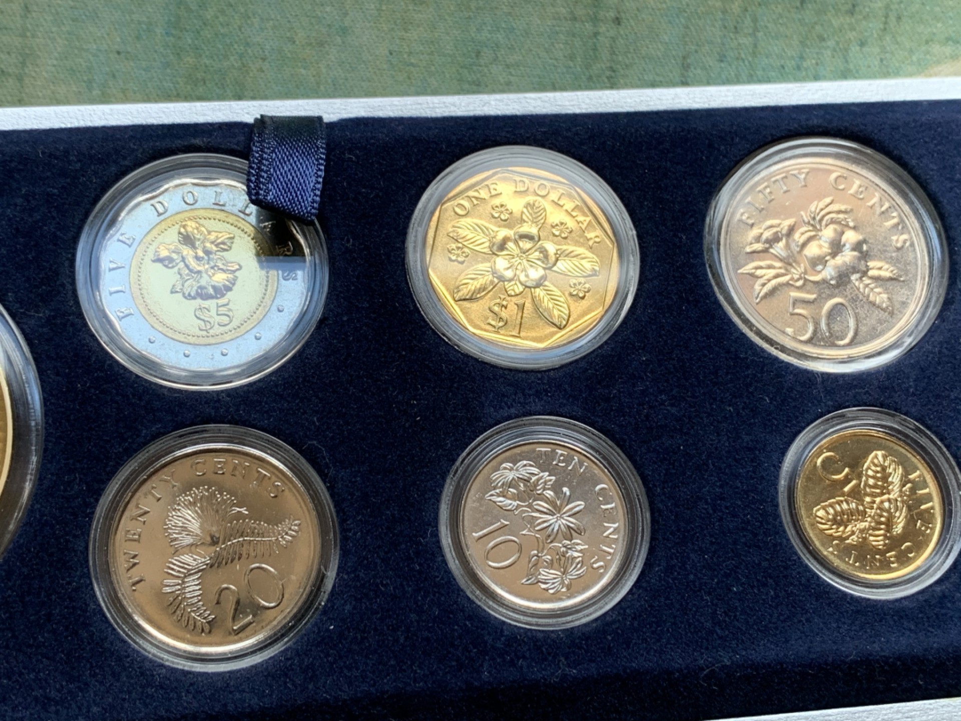 《竞宝斋》第128场-周日，周一 ，2场连拍（全场包邮） 新加坡2006年套币展示盒装含狗年生肖大铜章