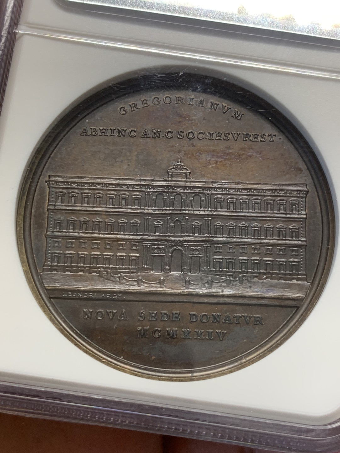 《竞宝斋》第128场-周日，周一 ，2场连拍（全场包邮） NGC MS63 1924年梵蒂冈教皇庇护十一世格列高利大学纪念高浮雕铜章 稀少难得