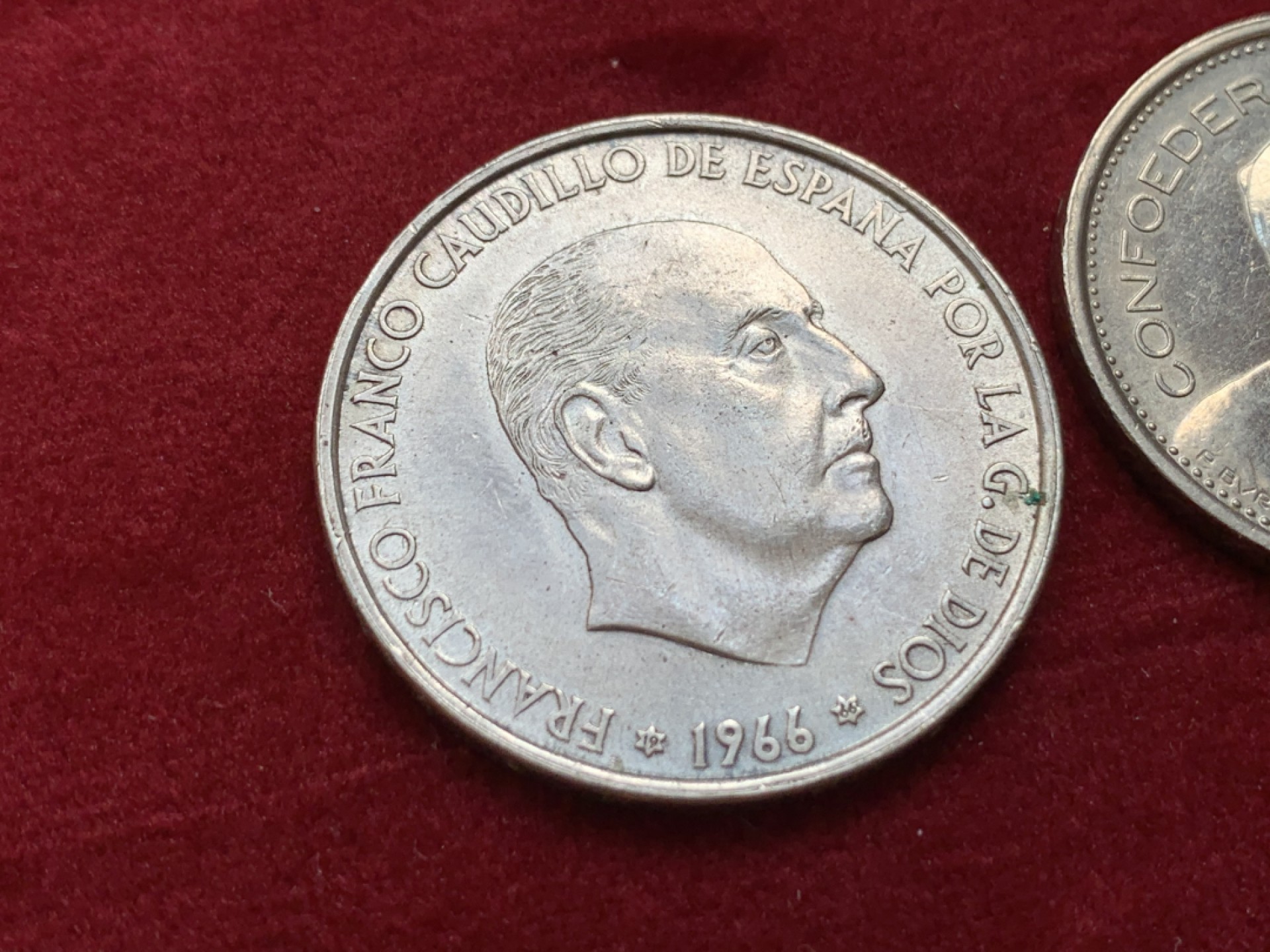 《竞宝斋》第128场-周日，周一 ，2场连拍（全场包邮） 2枚一组，一枚西班牙独裁者1966年100比塞塔银币18.9克+一枚瑞士 1968年 5法郎