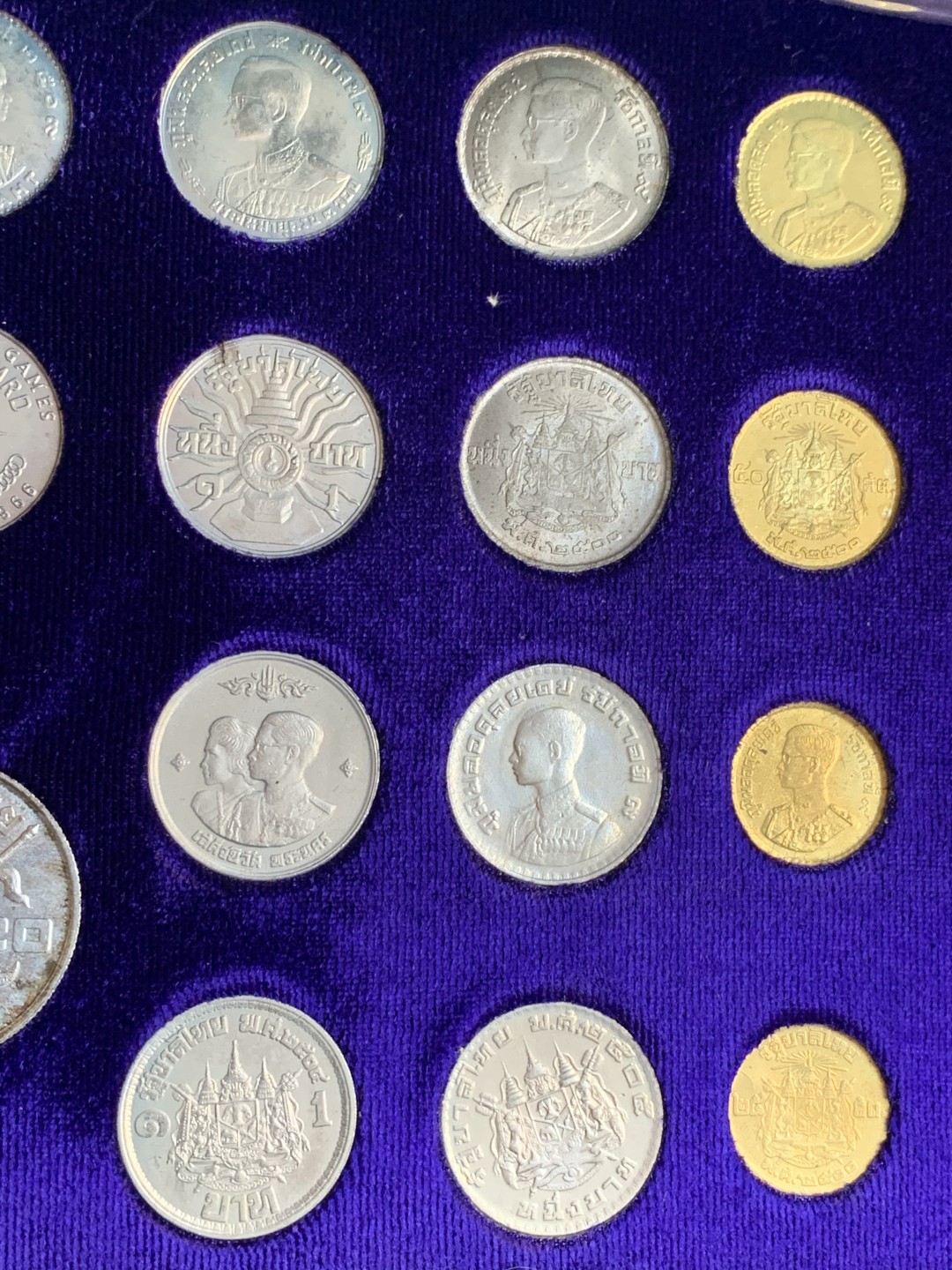 《竞宝斋》第128场-周日，周一 ，2场连拍（全场包邮） 泰国蓝盒子34枚套币 原盒未取出拍背面 状态未使用 包浆已经形成