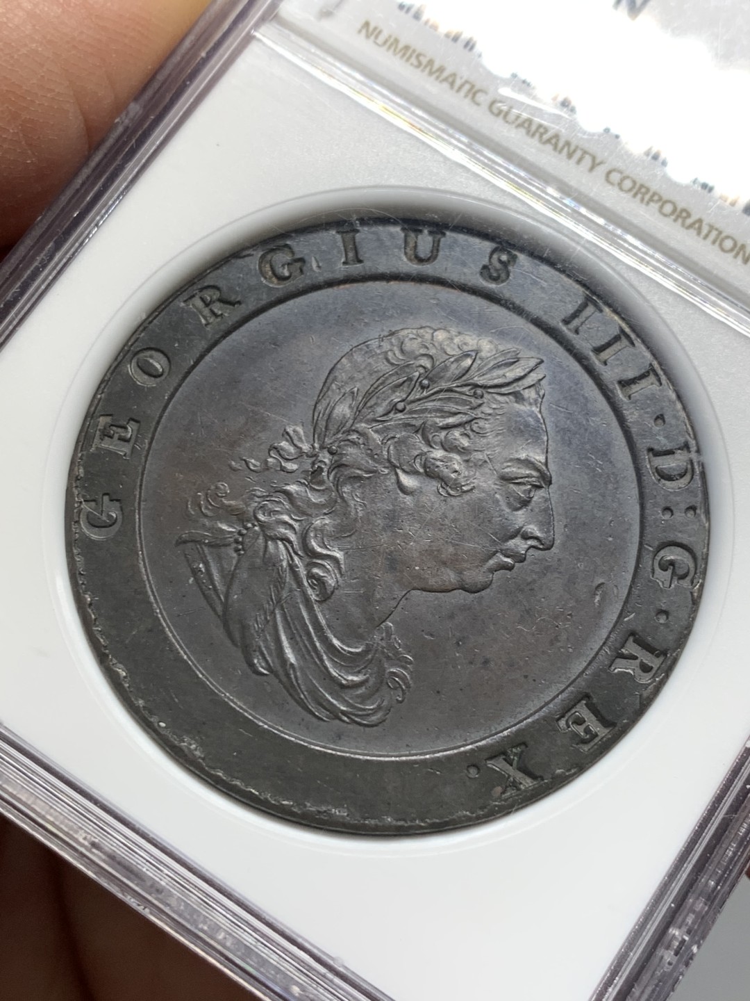 《竞宝斋》第128场-周日，周一 ，2场连拍（全场包邮） NGC-MS62英国1797年乔治三世大车轮两便士铜币，近230年历史币面早已形成厚厚的入骨包浆，略微带铜紫色，人物细节打制清晰，底板干净，不可多得的一枚