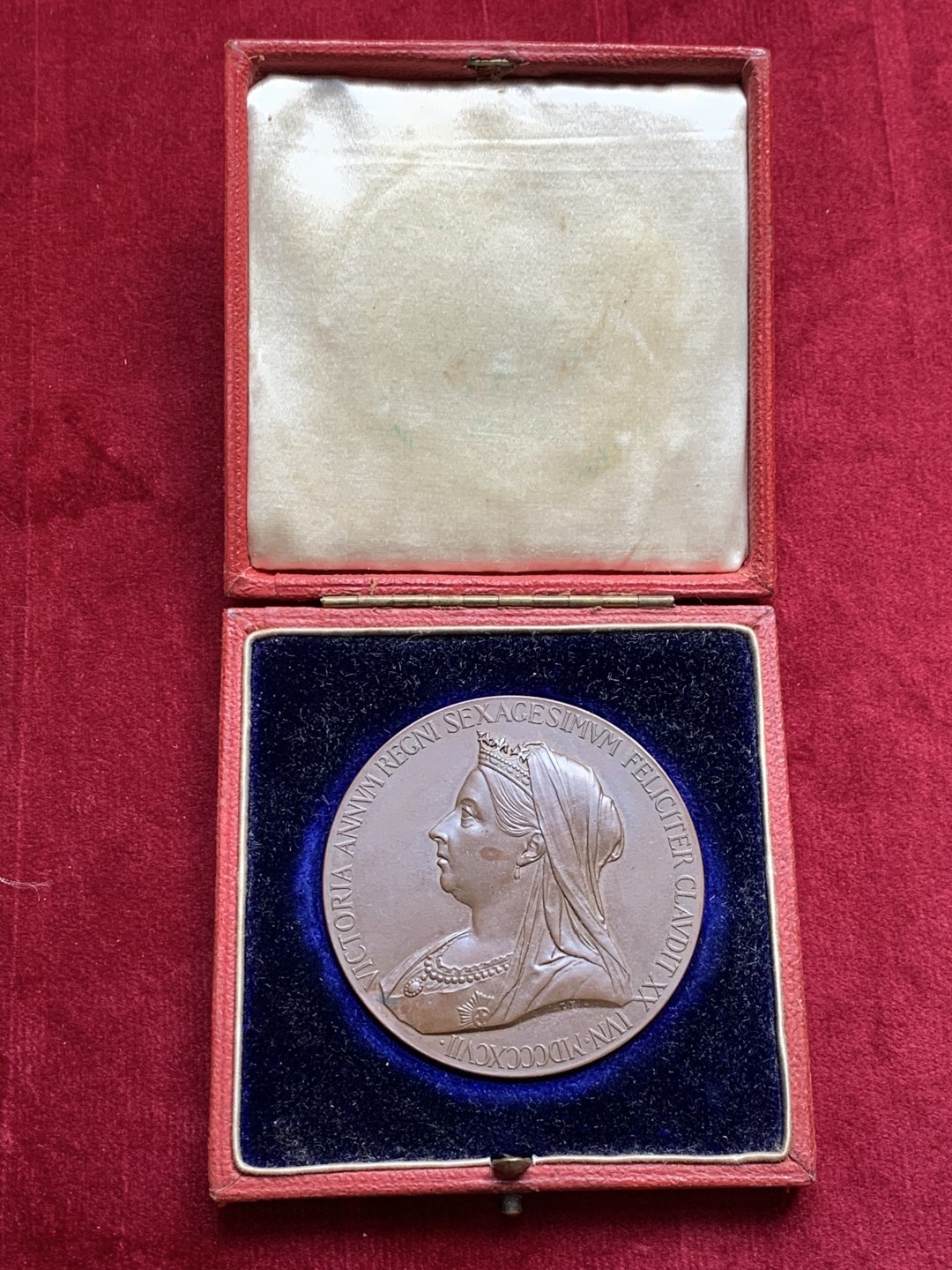 《竞宝斋》第128场-周日，周一 ，2场连拍（全场包邮） 1897年英国维多利亚 登基60周年纪年 钻石禧年大铜章，好品带原盒，热门品种55.7mm 71.8克 脸上的一抹腮红 更添韵味