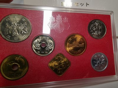 捡漏零元起+1 小岛日本纪念币专场 第二拍  日本纪念币 1988 年1-500円带龙年纪念章 7 枚日本套币