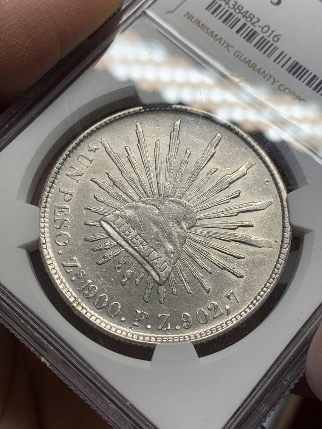 《竞宝斋》第128场-周日，周一 ，2场连拍（全场包邮） NGC AU55 墨西哥 1900年 直边1比索鹰洋 满银光 状态出色