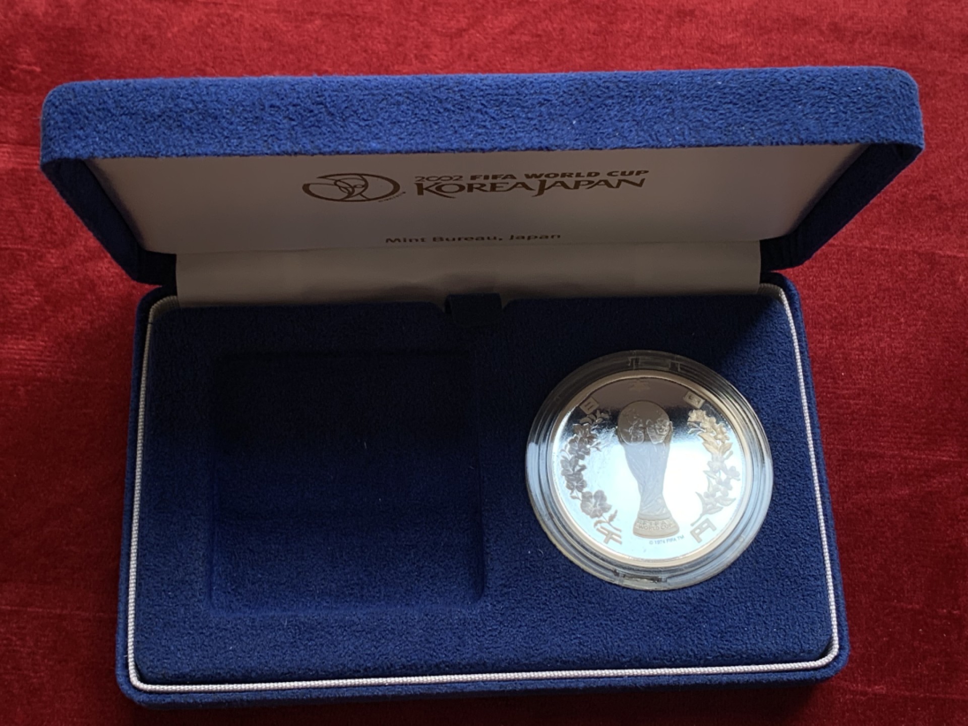 《竞宝斋》第128场-周日，周一 ，2场连拍（全场包邮） 日本 2002年 1000日元 丝绒高档原盒 韩日世界杯精制银币 999纯银1盎司精制银币 限量发行的配有高档丝绒原盒和造币厂证书的版本