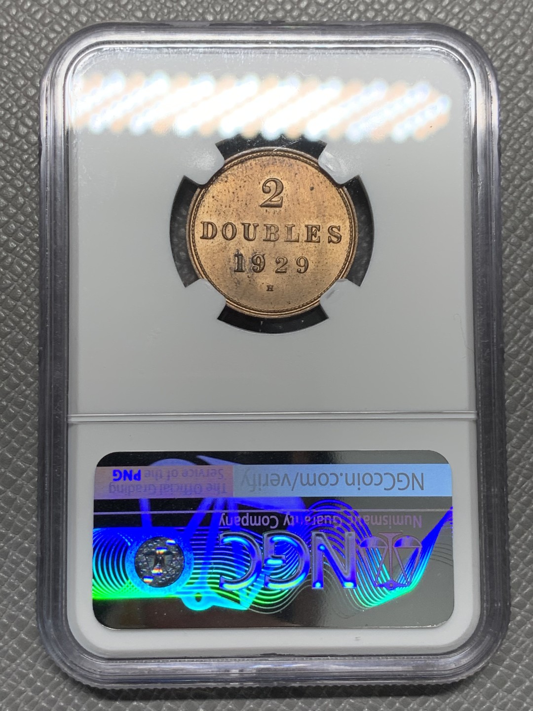 《竞宝斋》第128场-周日，周一 ，2场连拍（全场包邮） NGC-MS62RB 1929年 根西 2道布铜币 难得满铜光，状态很好。三狮英系经典元素