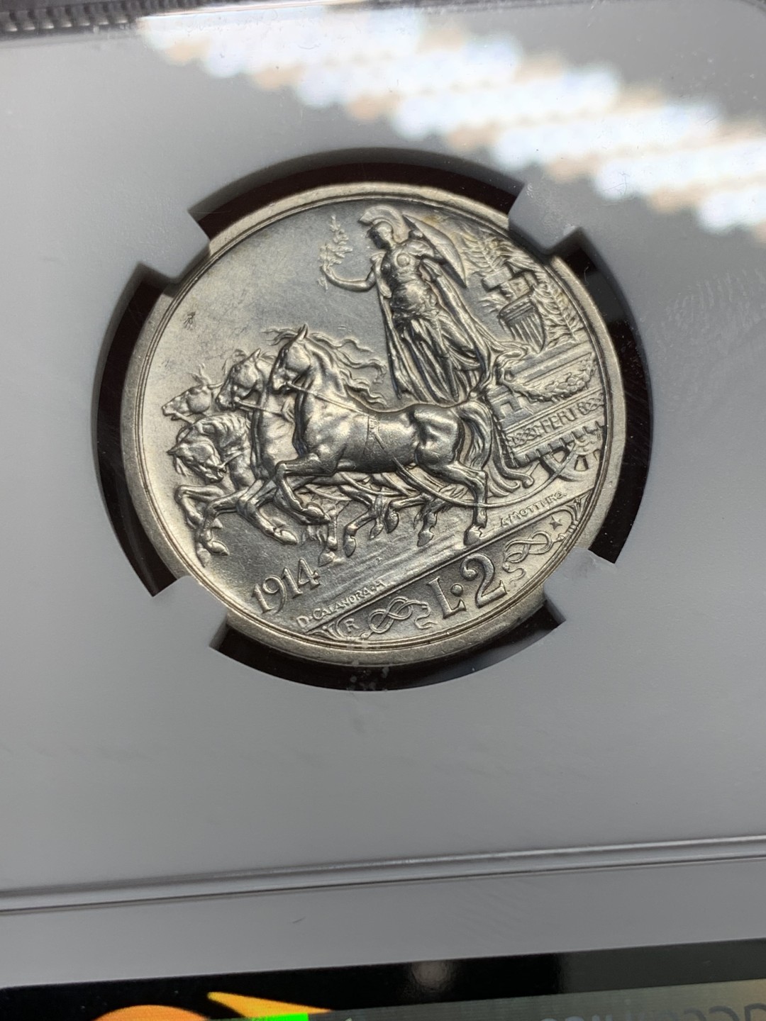 《竞宝斋》第128场-周日，周一 ，2场连拍（全场包邮） NGC UNC 意大利1914年 2里拉马车女神银币 人面形成美丽的五彩包浆 底板不错