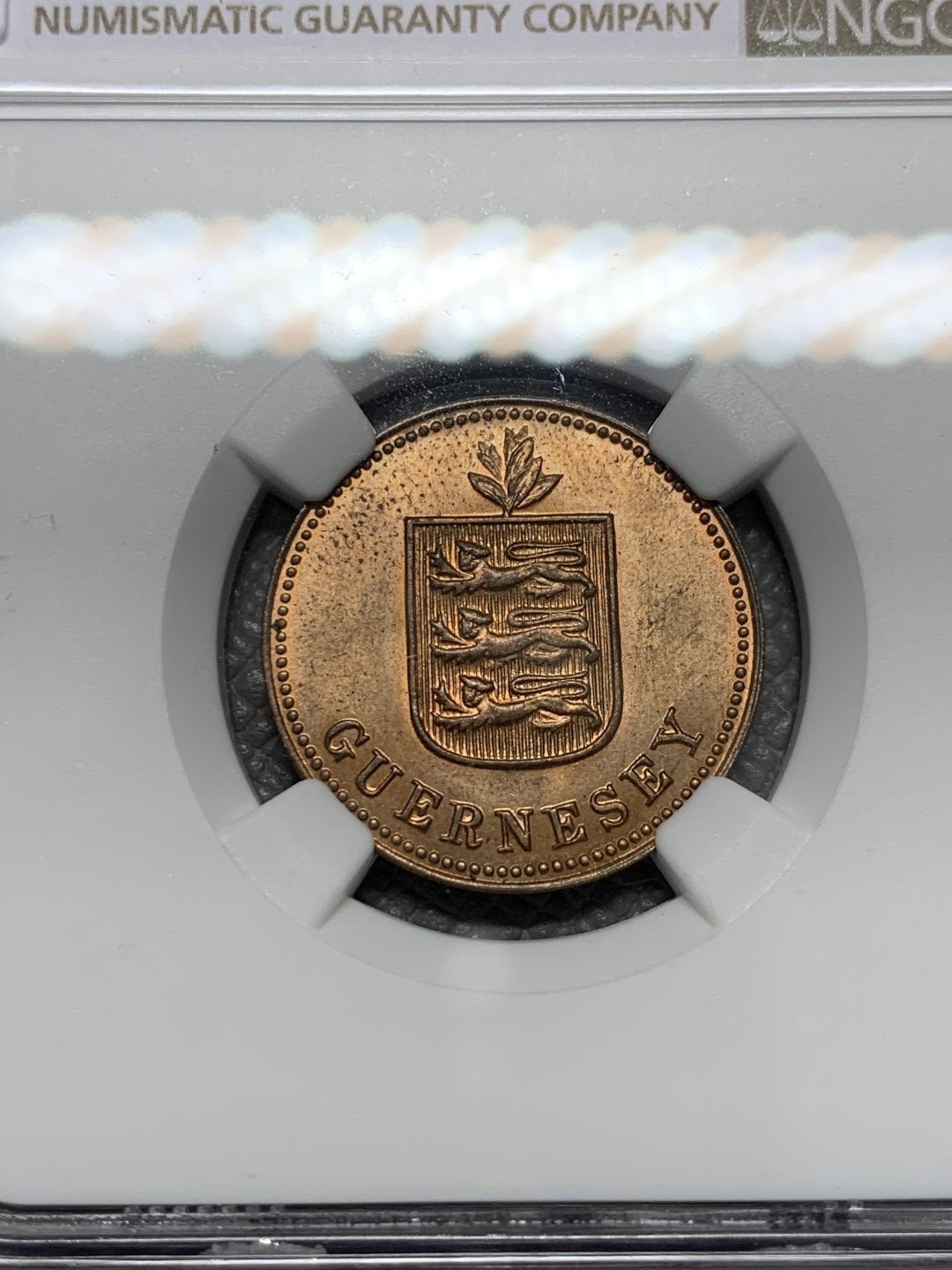 《竞宝斋》第128场-周日，周一 ，2场连拍（全场包邮） NGC-MS62RB 1929年 根西 2道布铜币 难得满铜光，状态很好。三狮英系经典元素