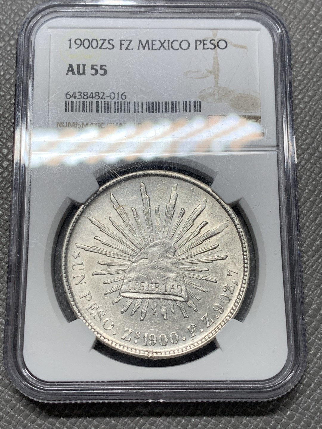 《竞宝斋》第128场-周日，周一 ，2场连拍（全场包邮） NGC AU55 墨西哥 1900年 直边1比索鹰洋 满银光 状态出色