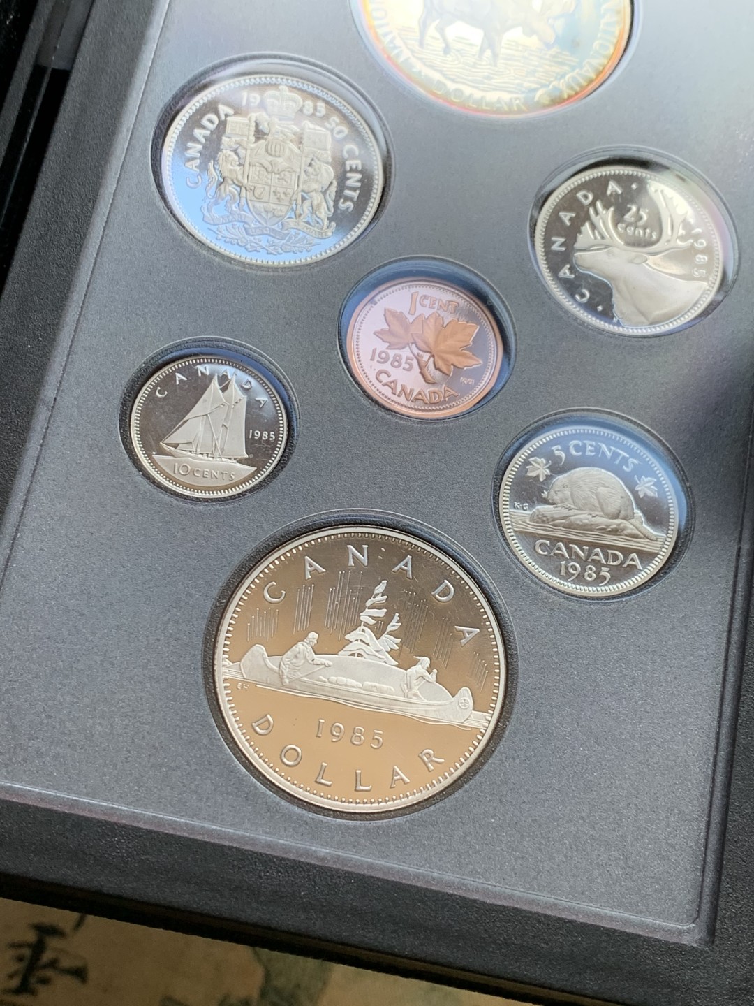 《竞宝斋》第128场-周日，周一 ，2场连拍（全场包邮） 加拿大1985年精制套币含一枚纪念银币