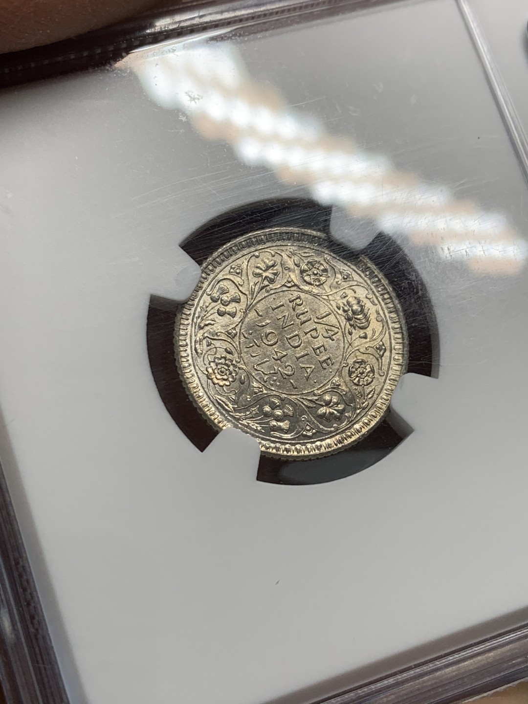 《竞宝斋》第128场-周日，周一 ，2场连拍（全场包邮） NGC-MS63 英属印度 1942 乔治六世1/4卢比银币，转光流畅，花枝细节精美。小卢比高分不多见 盒子背面顶部有自裂无缺失
