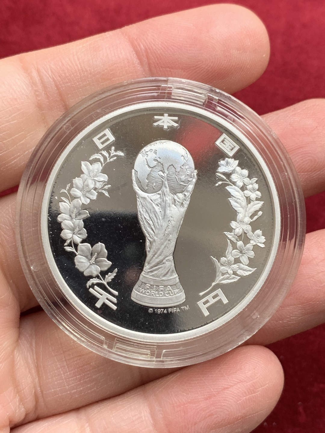 《竞宝斋》第128场-周日，周一 ，2场连拍（全场包邮） 日本 2002年 1000日元 丝绒高档原盒 韩日世界杯精制银币 999纯银1盎司精制银币 限量发行的配有高档丝绒原盒和造币厂证书的版本