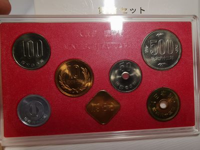 捡漏零元起+1 小岛日本纪念币专场 第二拍  日本纪念币 1988 年1-500円带龙年纪念章 7 枚日本套币