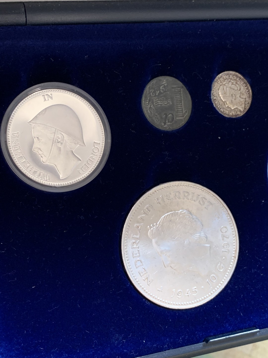 《竞宝斋》第128场-周日，周一 ，2场连拍（全场包邮） 荷兰银行银币章礼盒 高档丝绒礼盒套币含1970年10盾银币两枚银章 10分银币 1分锌币 共含纯银接近50g 状态都不错