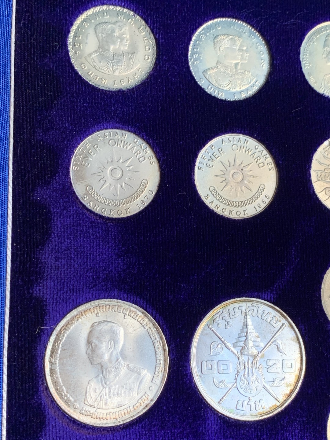 《竞宝斋》第128场-周日，周一 ，2场连拍（全场包邮） 泰国蓝盒子34枚套币 原盒未取出拍背面 状态未使用 包浆已经形成