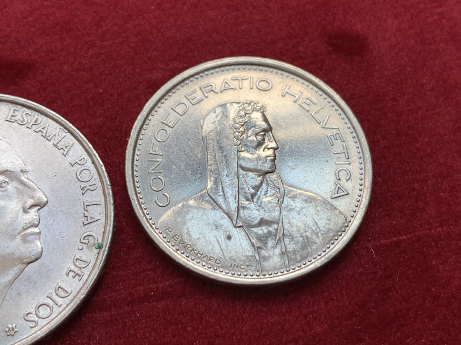 《竞宝斋》第128场-周日，周一 ，2场连拍（全场包邮） 2枚一组，一枚西班牙独裁者1966年100比塞塔银币18.9克+一枚瑞士 1968年 5法郎