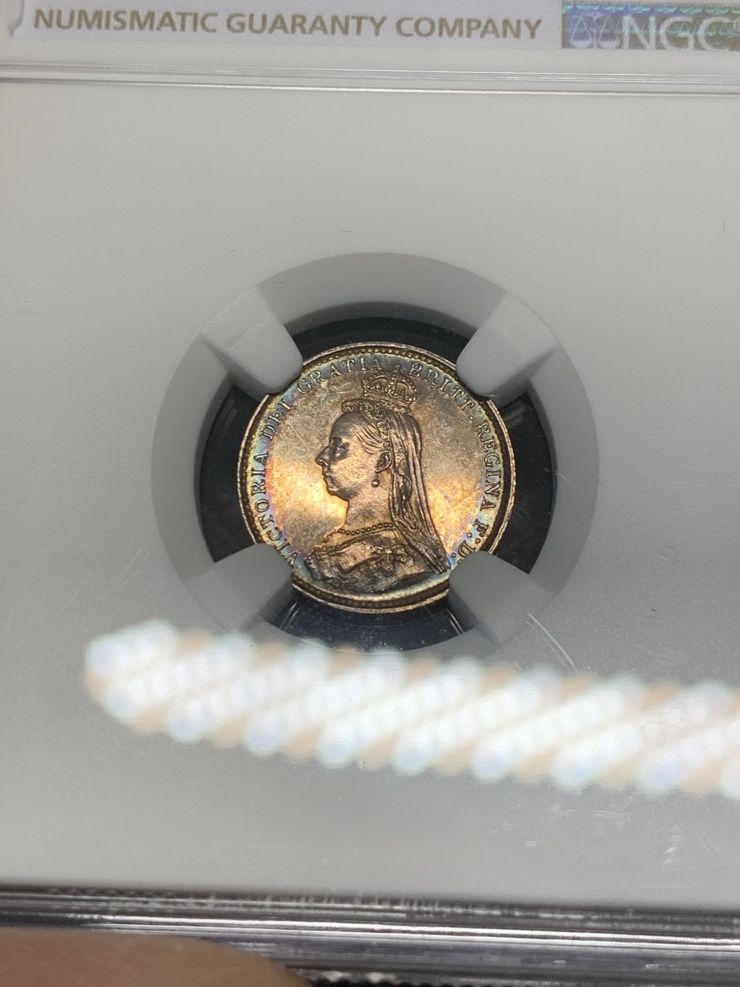 《竞宝斋》第128场-周日，周一 ，2场连拍（全场包邮） NGC MS63 英国1887年维多利亚高冠3便士银币深五彩品相