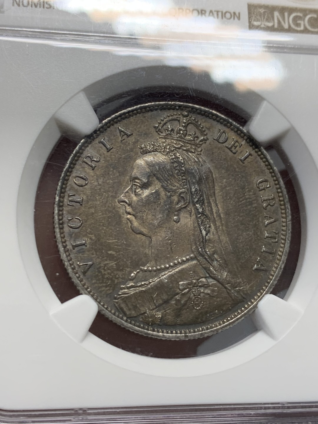 《竞宝斋》第128场-周日，周一 ，2场连拍（全场包邮） NGC-AU58 1887年英国维多利亚女王高冠半克朗银币 自然黑彩好状态，底板细节俱佳