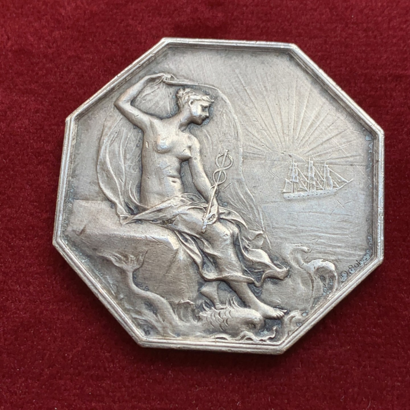 《竞宝斋》第128场-周日，周一 ，2场连拍（全场包邮） 1879年 法国圣纳泽尔商会八角大银章，对边42mm大尺寸 38.7克，罗蒂出品名章，港口边的披纱女神，细节丰富，八角进阶精品