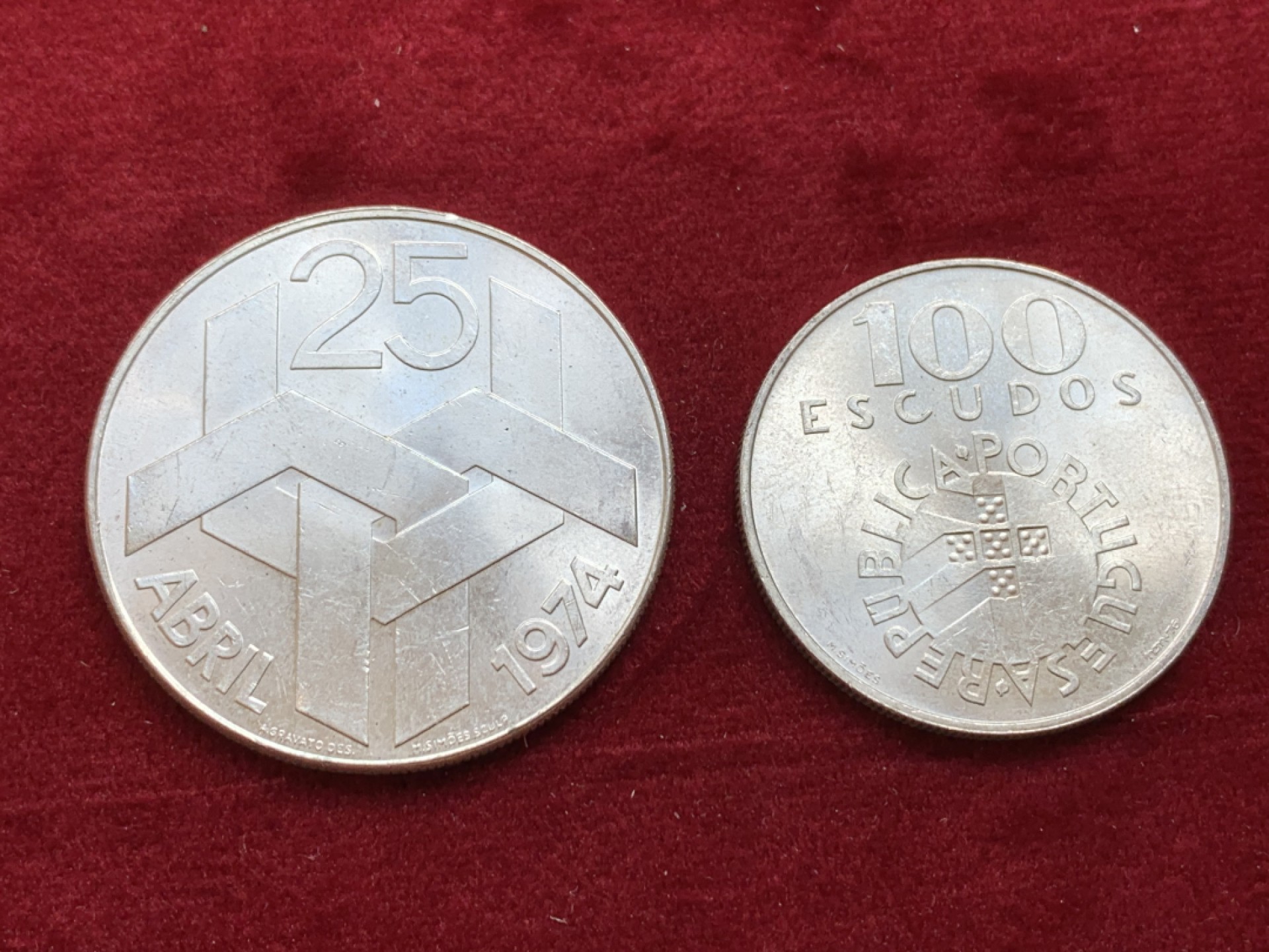 《竞宝斋》第128场-周日，周一 ，2场连拍（全场包邮） 葡萄牙1974年 康乃馨革命纪念100/250埃斯库多银币一对 总重40克