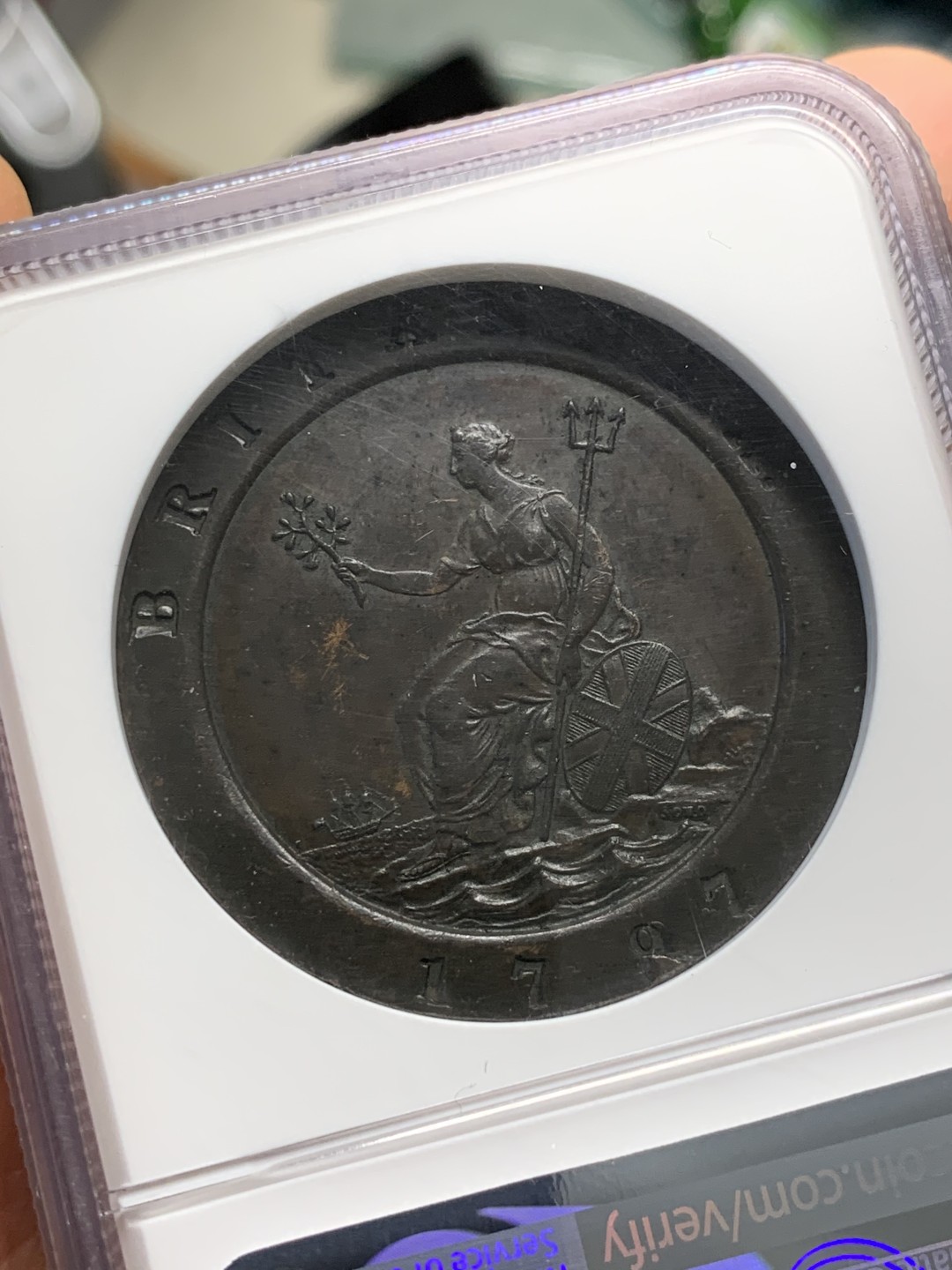 《竞宝斋》第128场-周日，周一 ，2场连拍（全场包邮） NGC-MS62英国1797年乔治三世大车轮两便士铜币，近230年历史币面早已形成厚厚的入骨包浆，略微带铜紫色，人物细节打制清晰，底板干净，不可多得的一枚