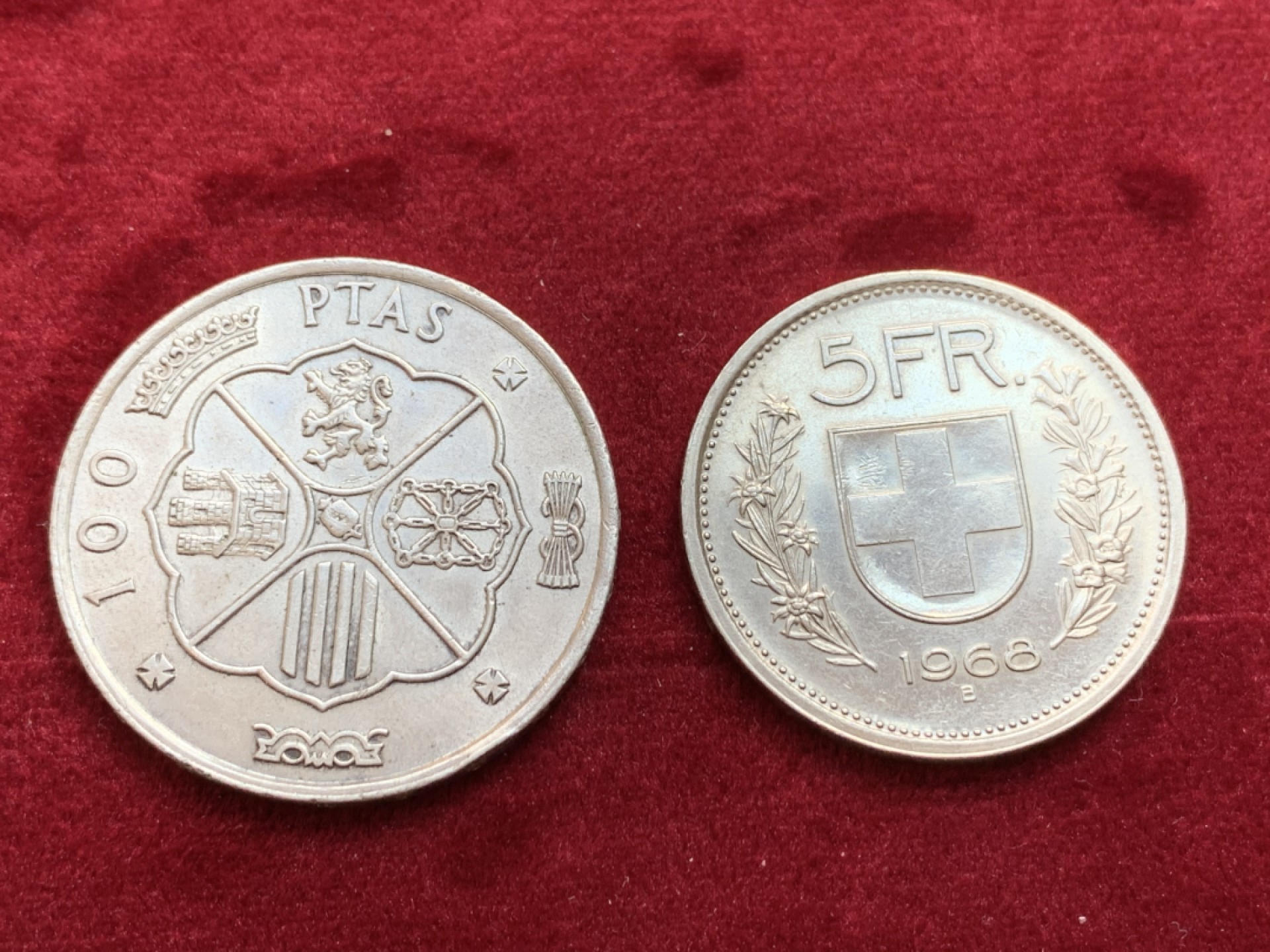 《竞宝斋》第128场-周日，周一 ，2场连拍（全场包邮） 2枚一组，一枚西班牙独裁者1966年100比塞塔银币18.9克+一枚瑞士 1968年 5法郎