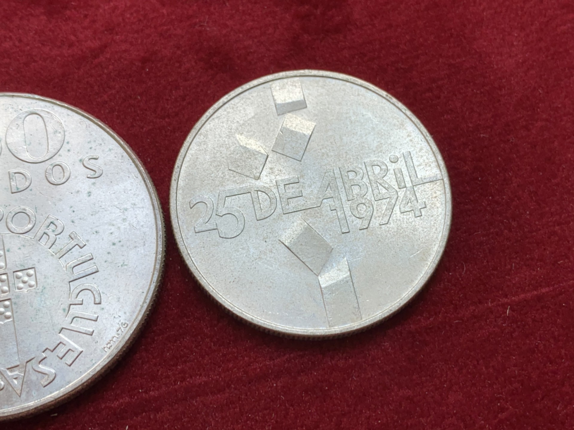 《竞宝斋》第128场-周日，周一 ，2场连拍（全场包邮） 葡萄牙1974年 康乃馨革命纪念100/250埃斯库多银币一对 总重40克