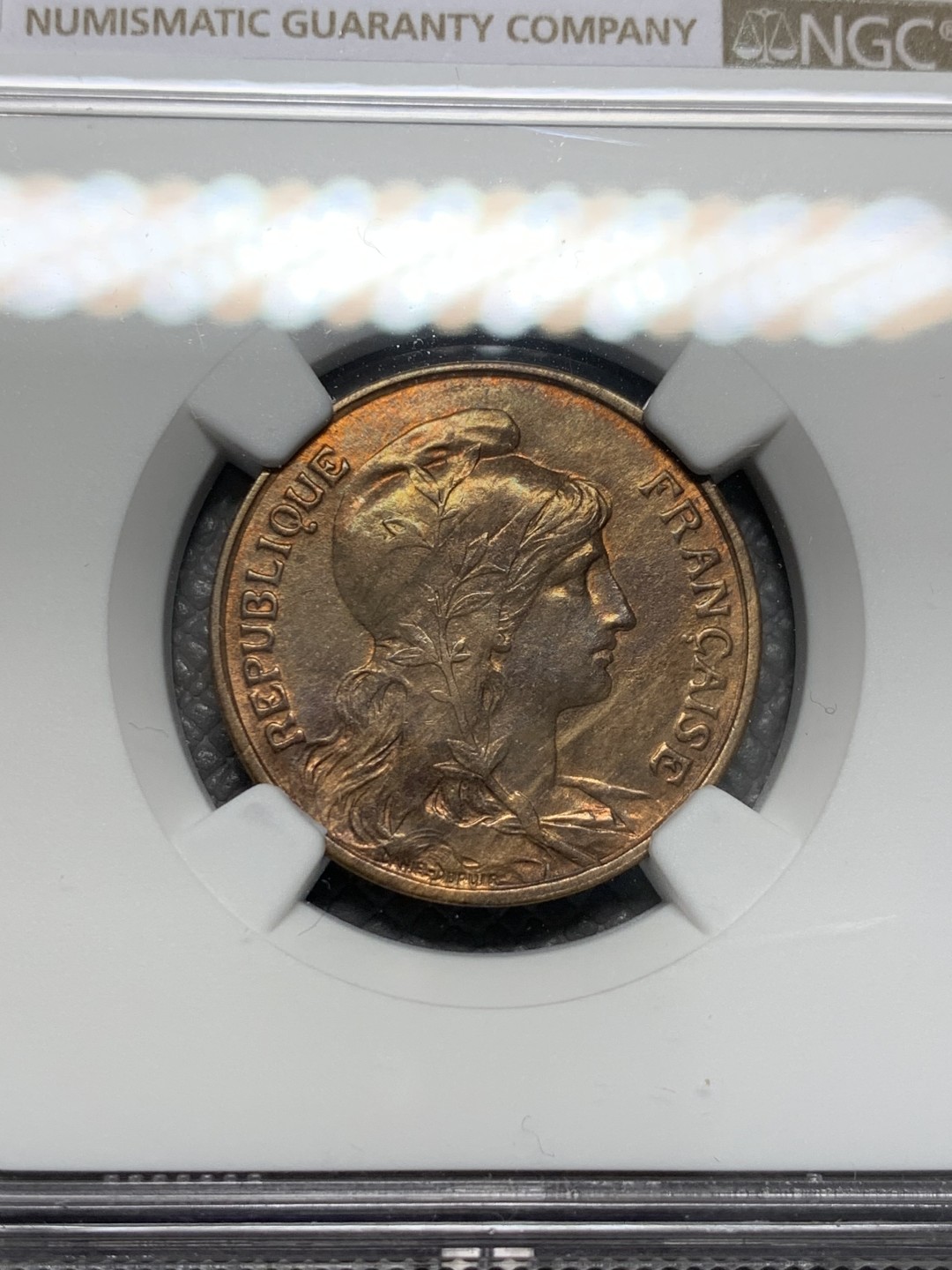 《竞宝斋》第128场-周日，周一 ，2场连拍（全场包邮） 季军分 NGC-AU55BN 1916年 法国玛丽安娜女神5分铜币 铜光泛彩，状态非常好。流通充分的辅币，高分少