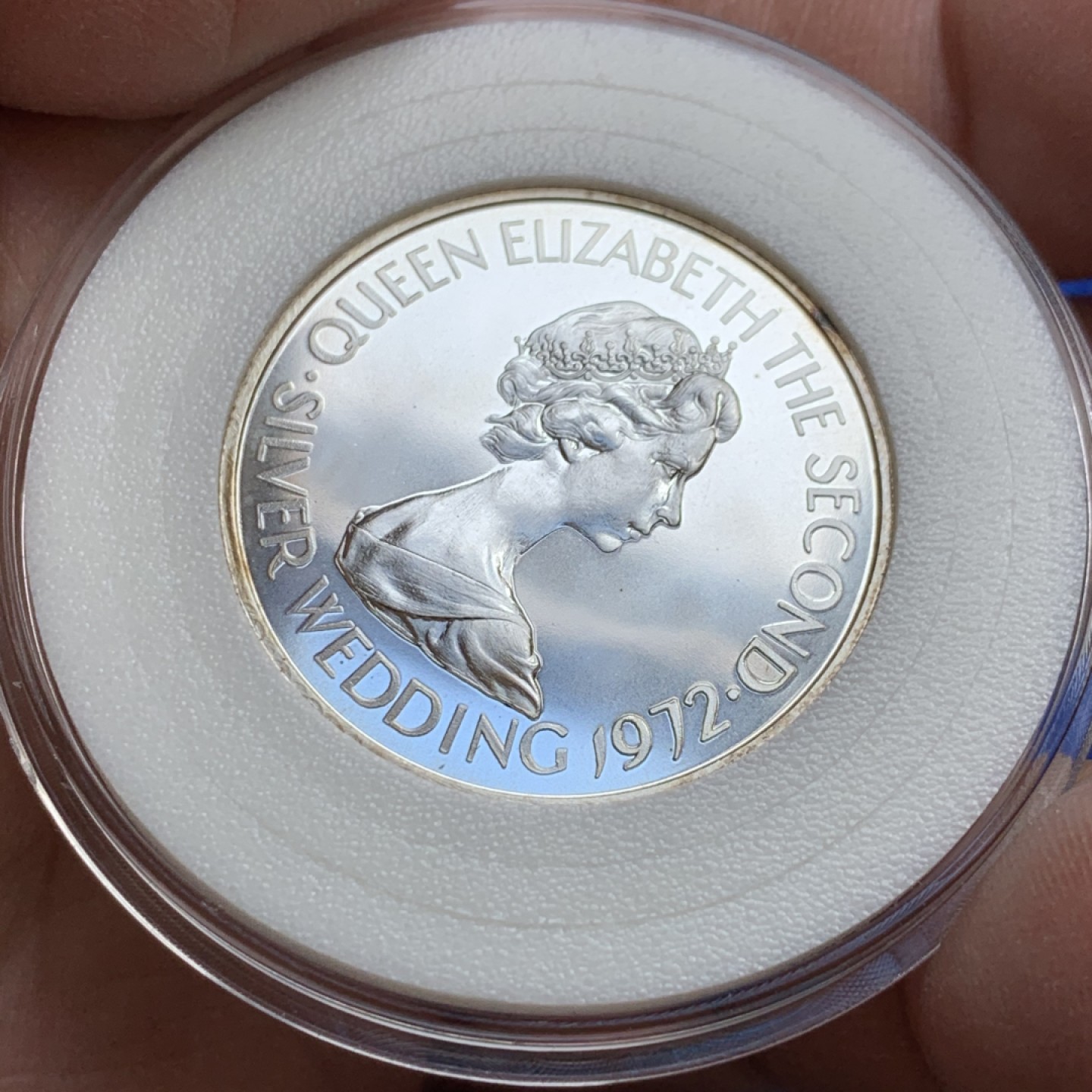 《竞宝斋》第128场-周日，周一 ，2场连拍（全场包邮） 泽西岛 1972  1磅  女王银婚  花卉银币 BU品