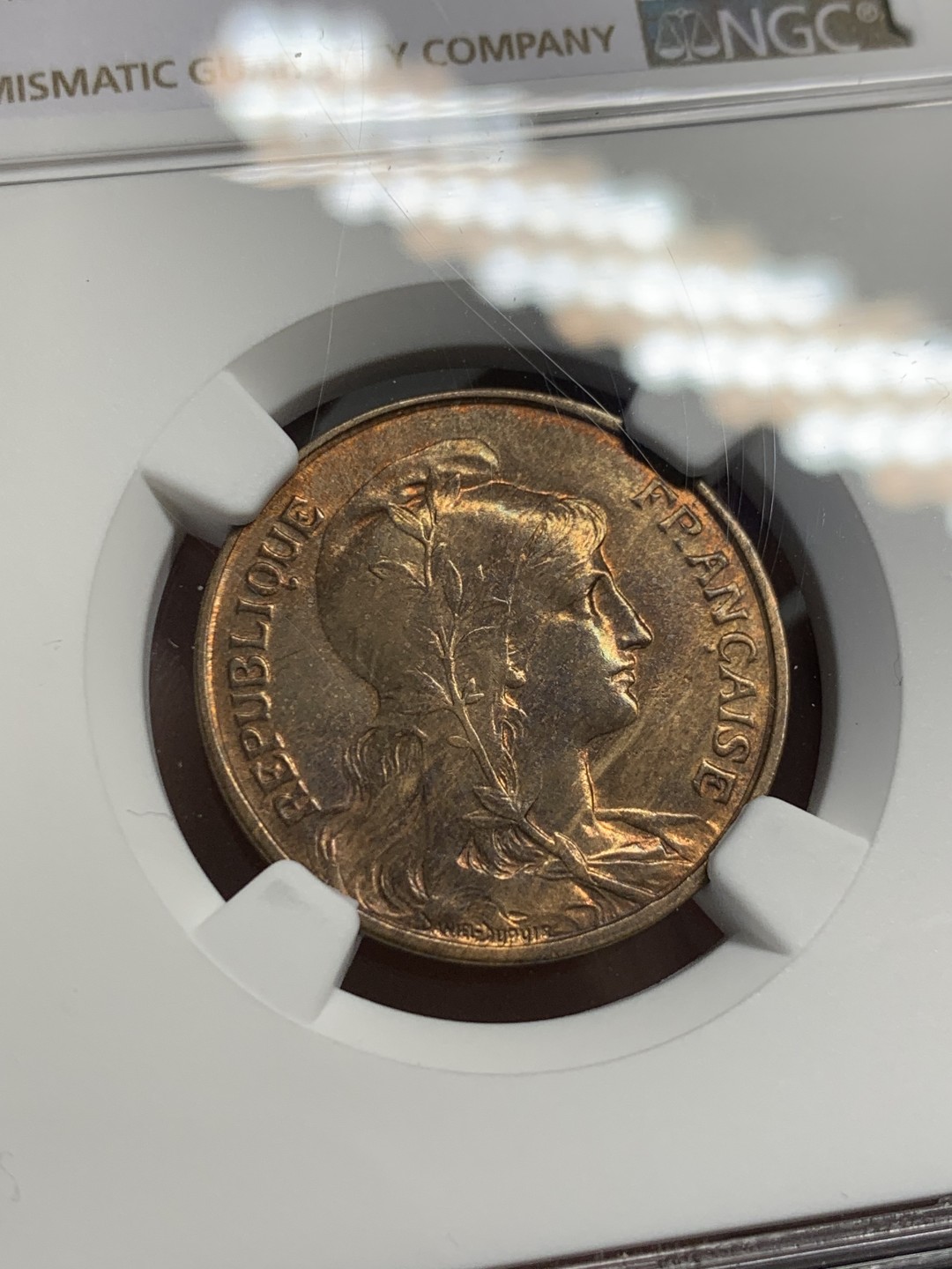 《竞宝斋》第128场-周日，周一 ，2场连拍（全场包邮） 季军分 NGC-AU55BN 1916年 法国玛丽安娜女神5分铜币 铜光泛彩，状态非常好。流通充分的辅币，高分少