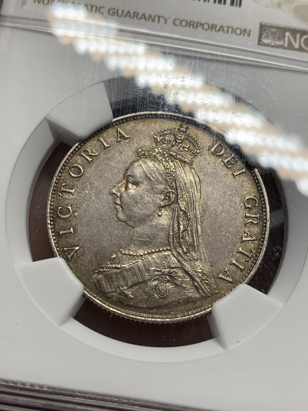 《竞宝斋》第128场-周日，周一 ，2场连拍（全场包邮） NGC AU58 英国 1887年 维多利亚女王 弗洛林/2先令 银币 淡彩包浆耐看 性价比之选