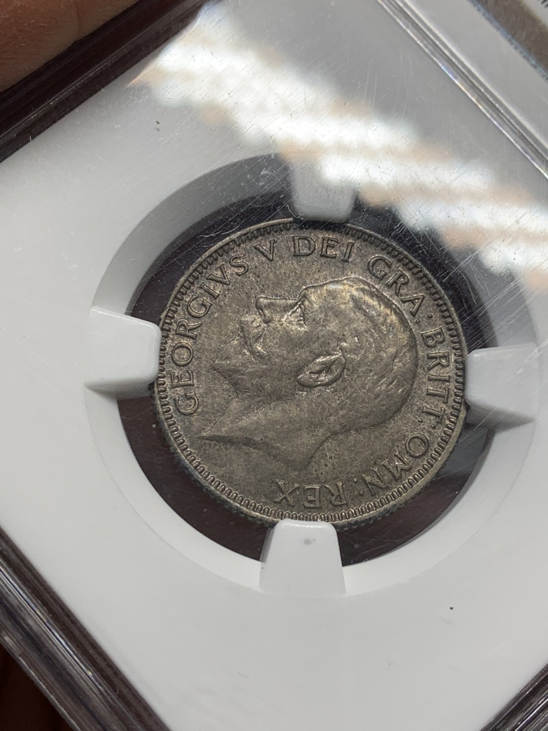 《竞宝斋》第128场-周日，周一 ，2场连拍（全场包邮） PCGS MS64，英国 1933年一先令银币，酱彩包浆，深打细节一流 包浆太好 不好拍照