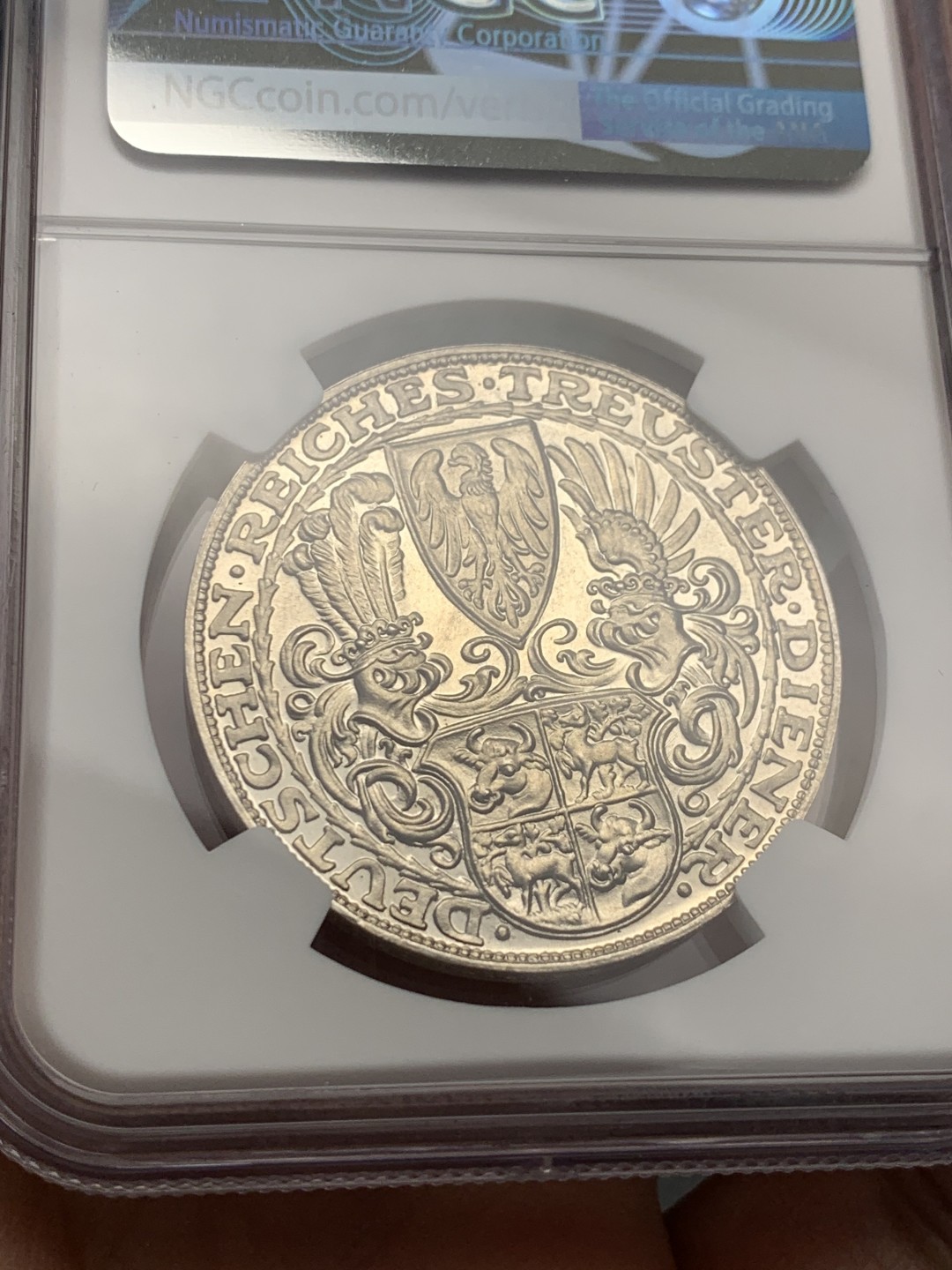 《竞宝斋》第128场-周日，周一 ，2场连拍（全场包邮） NGC-MS64 德国 1927年 兴登堡五马克形制银章 通体丝绸光，品相上乘，值得收藏