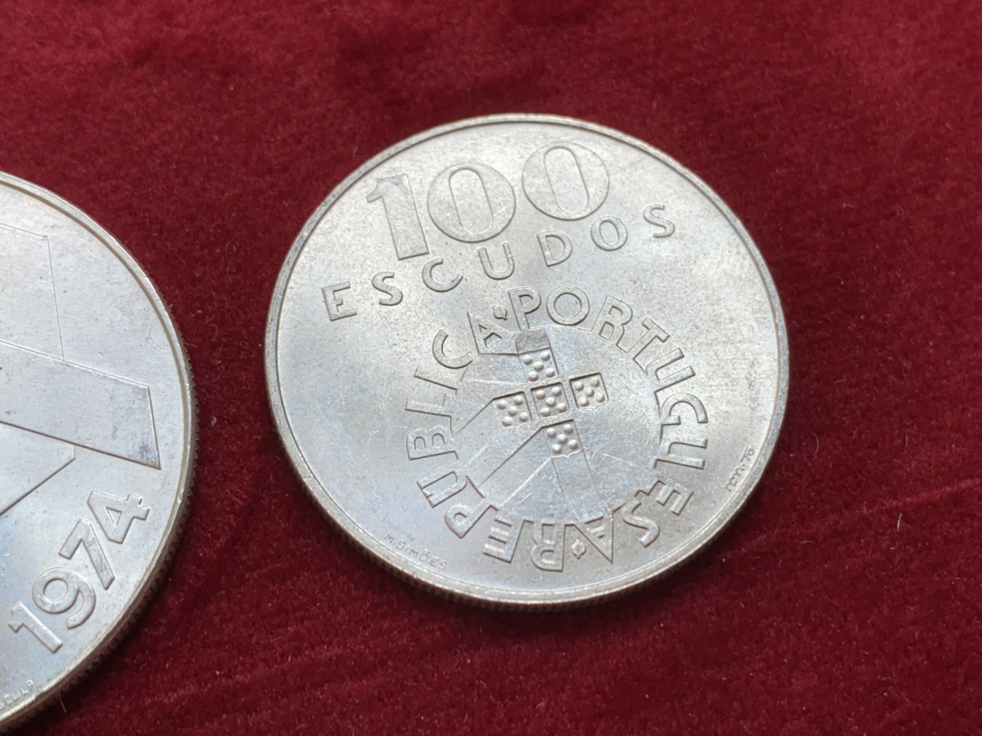 《竞宝斋》第128场-周日，周一 ，2场连拍（全场包邮） 葡萄牙1974年 康乃馨革命纪念100/250埃斯库多银币一对 总重40克