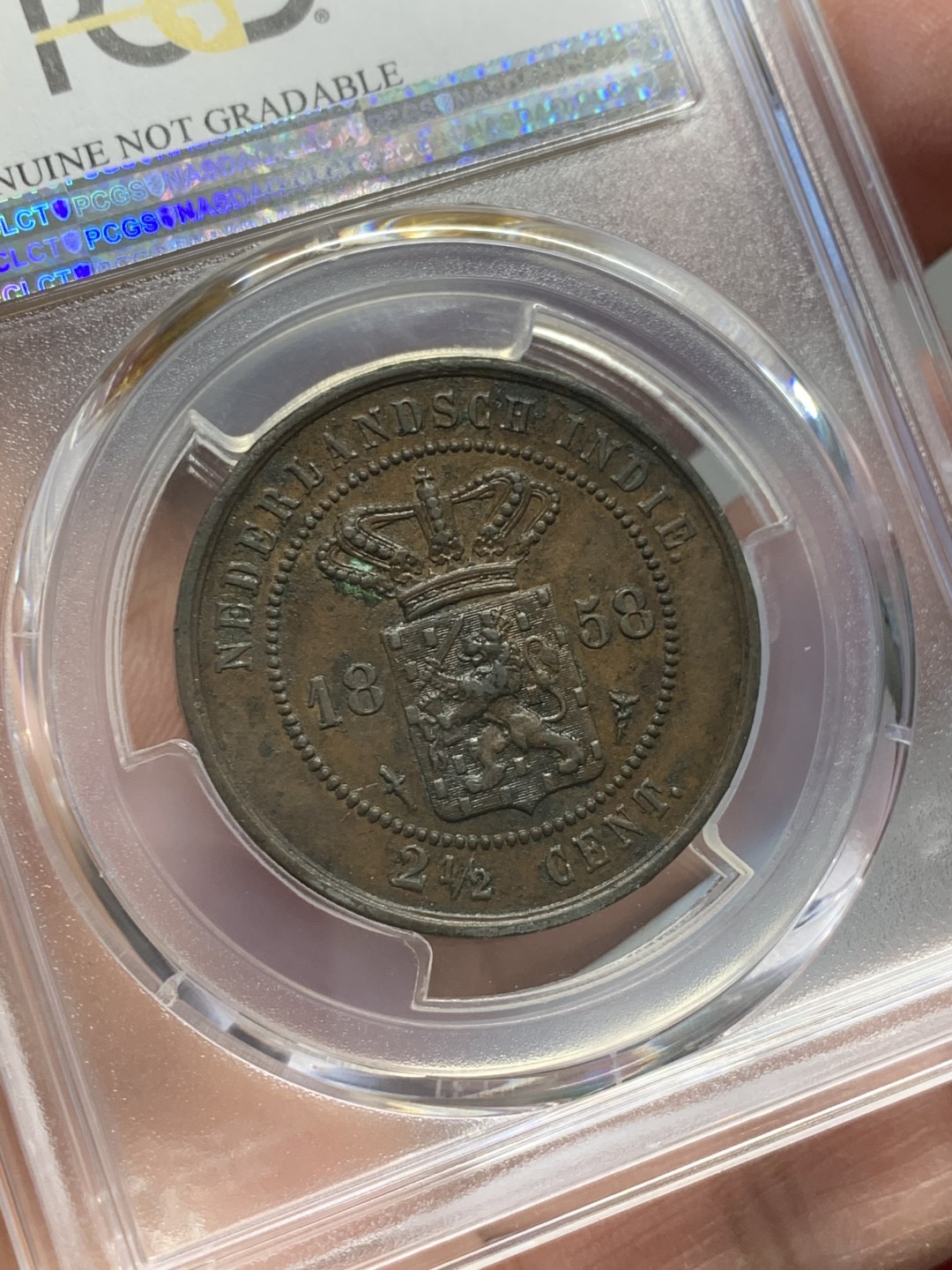 《竞宝斋》第128场-周日，周一 ，2场连拍（全场包邮） PCGS-AU 1858年 荷属东印度2.5分大铜币 早期年份荷属东印度大铜，不多见的品种。底板细节非常好，有些浮锈没给分