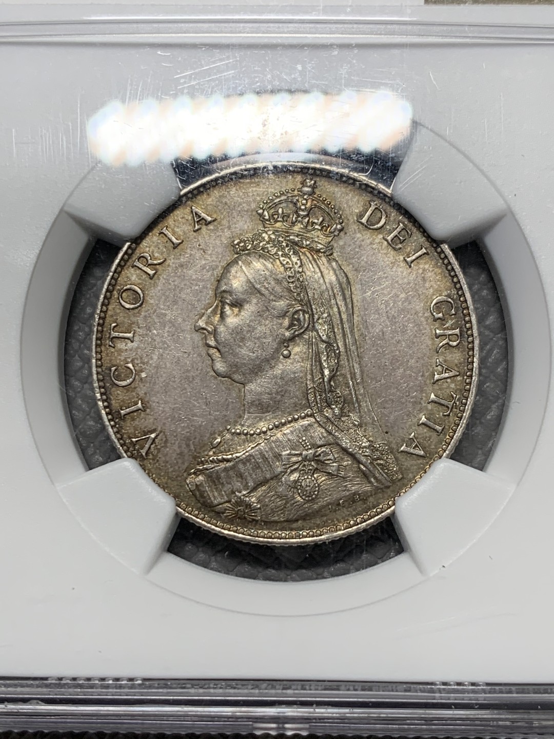 《竞宝斋》第128场-周日，周一 ，2场连拍（全场包邮） NGC AU58 英国 1887年 维多利亚女王 弗洛林/2先令 银币 淡彩包浆耐看 性价比之选