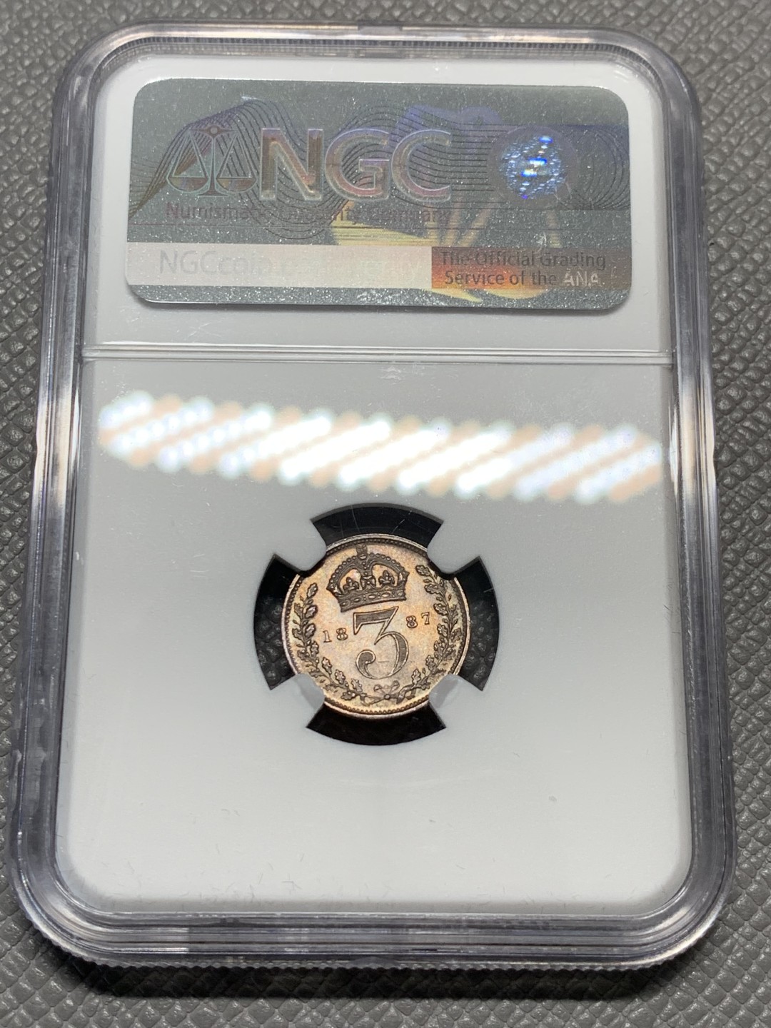 《竞宝斋》第128场-周日，周一 ，2场连拍（全场包邮） NGC MS63 英国1887年维多利亚高冠3便士银币深五彩品相