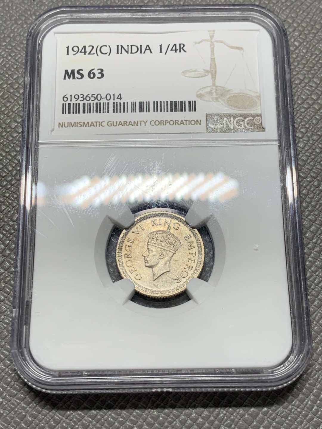 《竞宝斋》第128场-周日，周一 ，2场连拍（全场包邮） NGC-MS63 英属印度 1942 乔治六世1/4卢比银币，转光流畅，花枝细节精美。小卢比高分不多见 盒子背面顶部有自裂无缺失