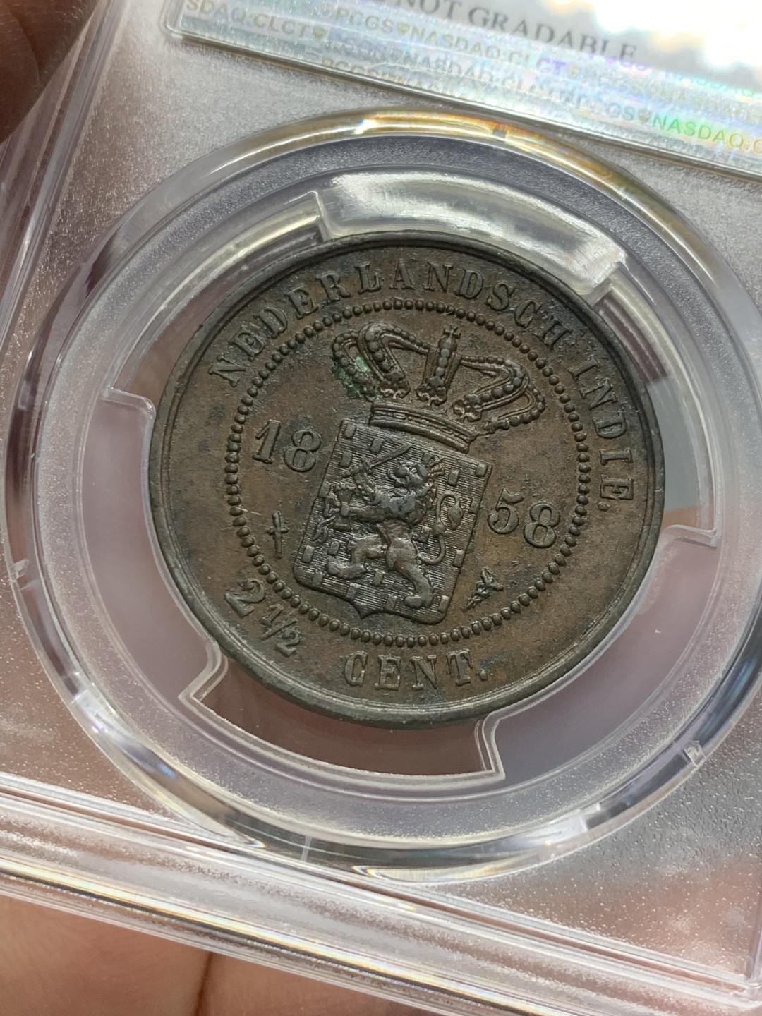《竞宝斋》第128场-周日，周一 ，2场连拍（全场包邮） PCGS-AU 1858年 荷属东印度2.5分大铜币 早期年份荷属东印度大铜，不多见的品种。底板细节非常好，有些浮锈没给分