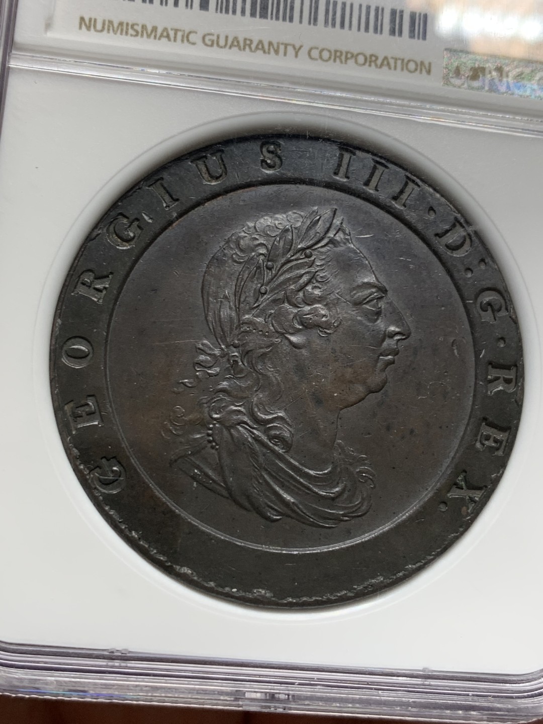 《竞宝斋》第128场-周日，周一 ，2场连拍（全场包邮） NGC-MS62英国1797年乔治三世大车轮两便士铜币，近230年历史币面早已形成厚厚的入骨包浆，略微带铜紫色，人物细节打制清晰，底板干净，不可多得的一枚