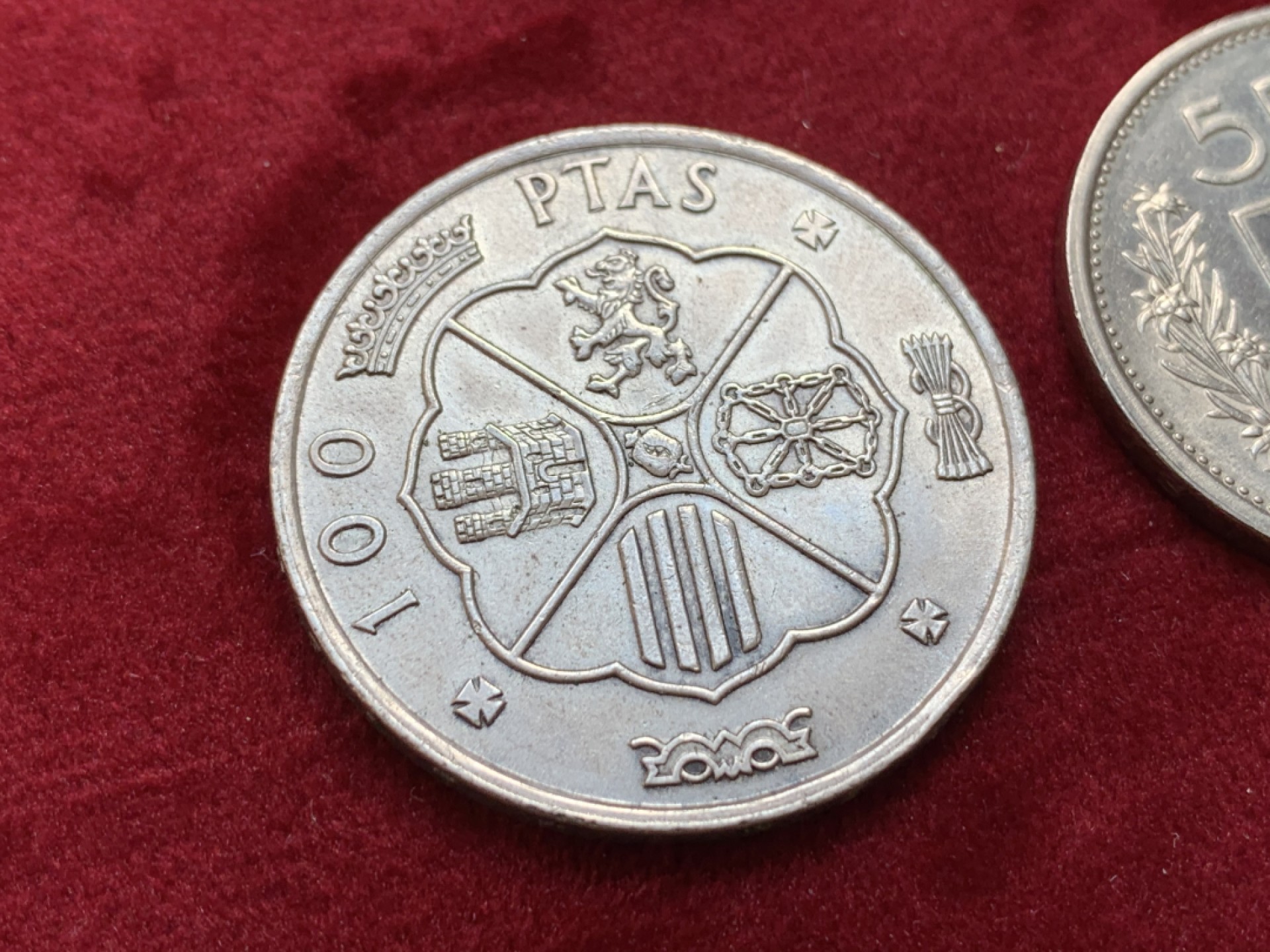 《竞宝斋》第128场-周日，周一 ，2场连拍（全场包邮） 2枚一组，一枚西班牙独裁者1966年100比塞塔银币18.9克+一枚瑞士 1968年 5法郎