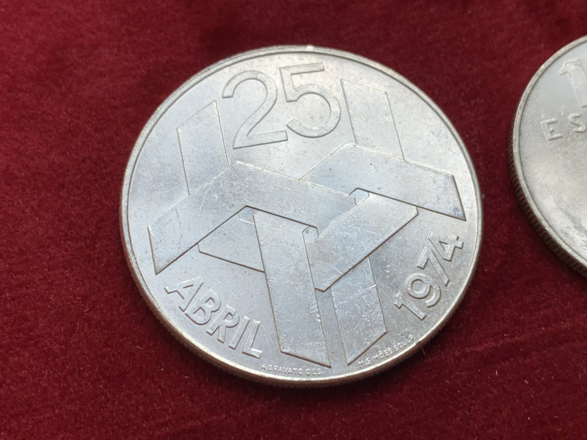 《竞宝斋》第128场-周日，周一 ，2场连拍（全场包邮） 葡萄牙1974年 康乃馨革命纪念100/250埃斯库多银币一对 总重40克