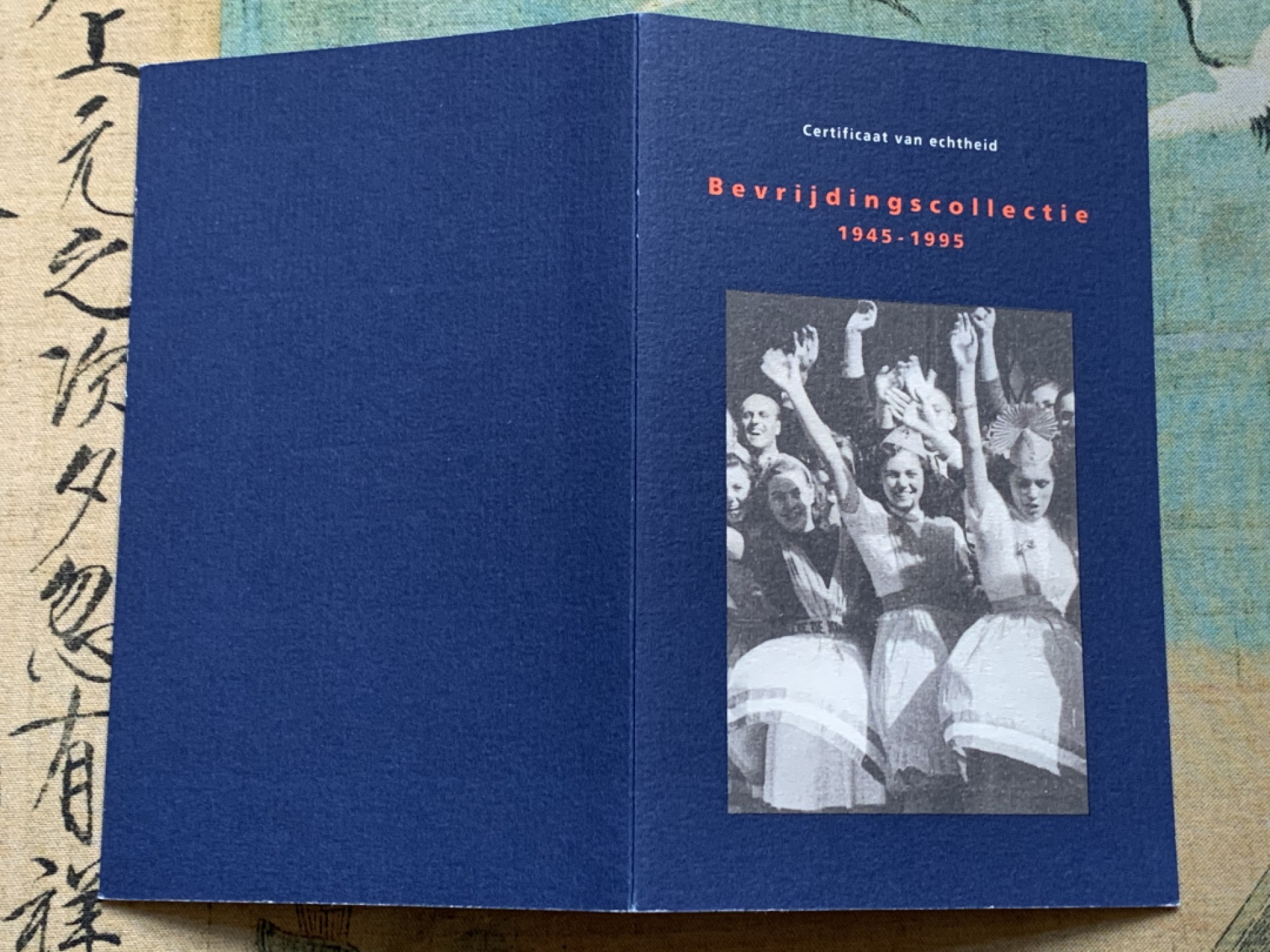 《竞宝斋》第128场-周日，周一 ，2场连拍（全场包邮） 荷兰银行银币章礼盒 高档丝绒礼盒套币含1970年10盾银币两枚银章 10分银币 1分锌币 共含纯银接近50g 状态都不错