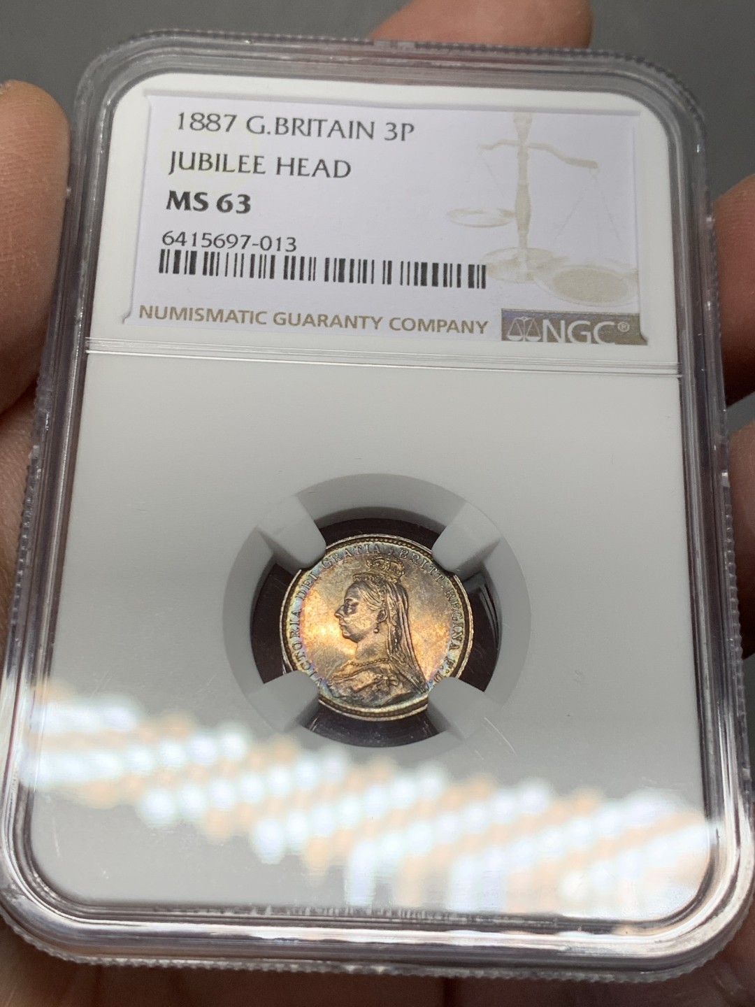 《竞宝斋》第128场-周日，周一 ，2场连拍（全场包邮） NGC MS63 英国1887年维多利亚高冠3便士银币深五彩品相